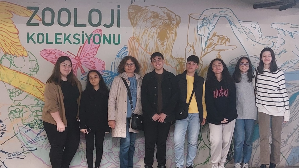 Biyoloji öğretmenimiz Arzu Şener'in öncülüğünde İstanbul Üniversitesi Fen Fakültesi Zooloji Koleksiyonunu ziyaret ettik.